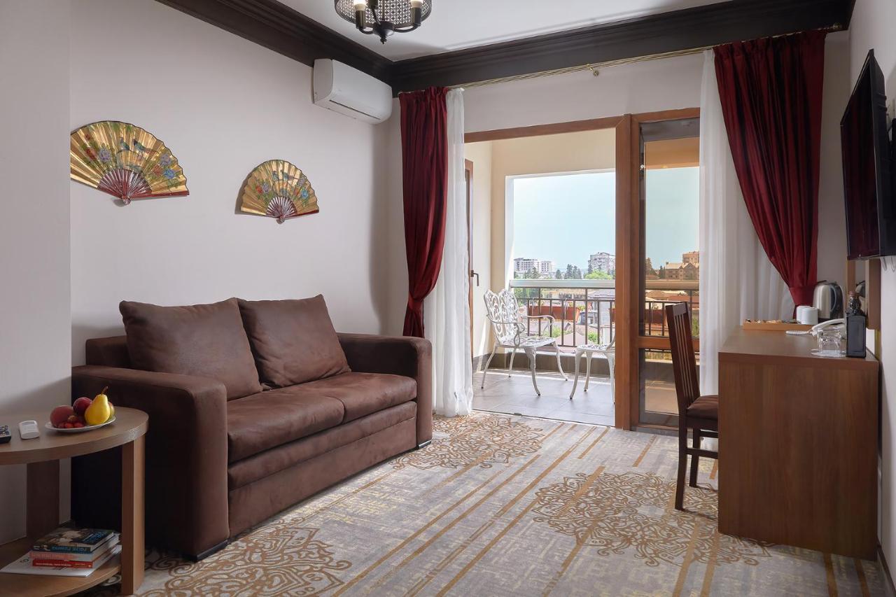 Garuda Boutique Hotel 수쿰 외부 사진